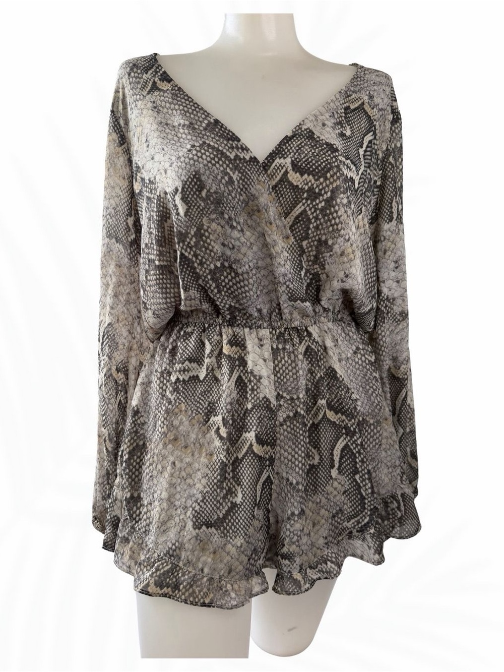 Show Me Your Mumu Snake Print Long Sleeve Romper – Gray & Cream
